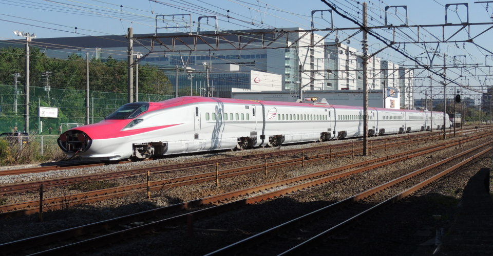 「EF65-2057」＋秋田新幹線E6系「スーパーこまち」（Z19編成）甲種輸送列車