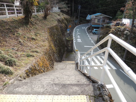 相月駅への出入口階段