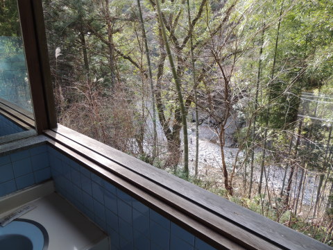 「佐久間町相月観光トイレ」から見る水窪川