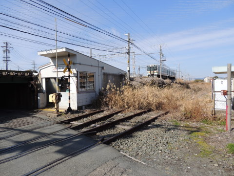 船町駅を通過する飯田線213系