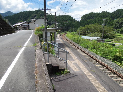 早瀬駅 出入口階段と浦川駅方面に見える「中央構造線」