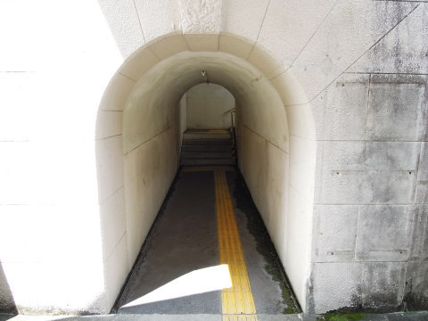 三河大野駅 ホーム入口トンネル