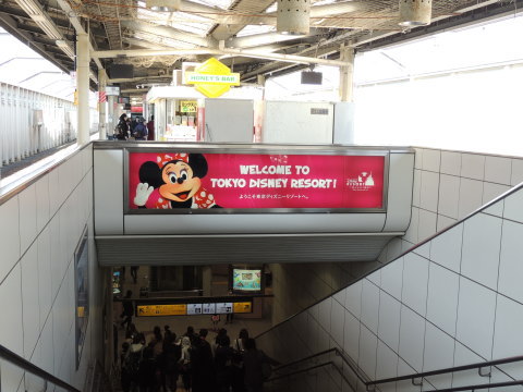 舞浜駅の昇降階段で出会える「ミニー」