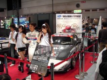 京商ブースの「KYOSHO メーカーズ 岡部自動車 RX-7」とミニッツガールズ