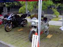 バイク『RG250（ガンマ）』（右）、『R1』（左）、『RZV500』（左奥）