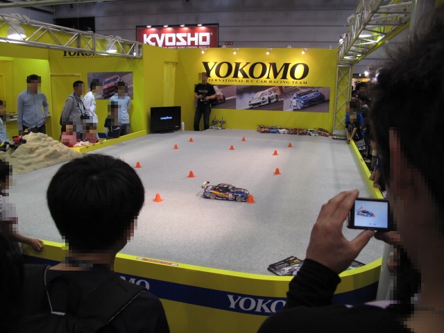 ヨコモ（YOKOMO）のラジコンカー実演走行コーナー