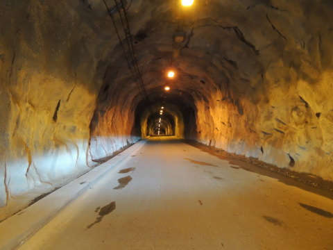 佐久間ダムへ通じる静岡県道1号のトンネル内