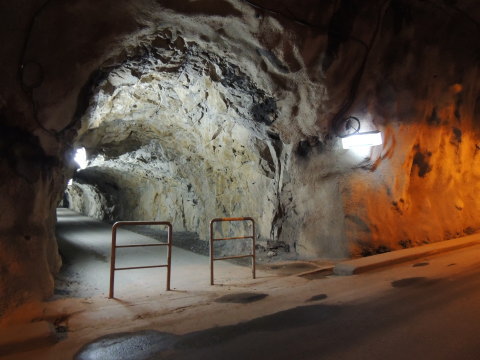 トンネル内にある佐久間ダム展望台への入口