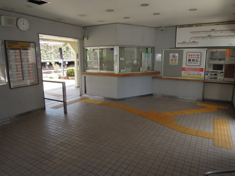 中部天竜駅 駅舎内の窓口と切符売場