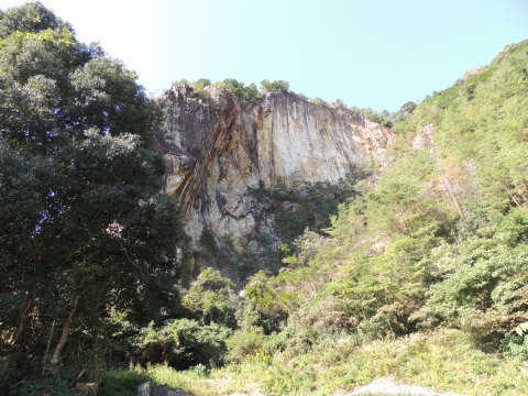 三河槙原駅の西方に見える断崖