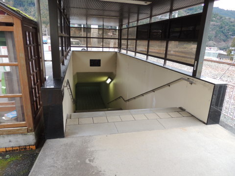 佐久間駅 駅舎東側にある地下道出入口