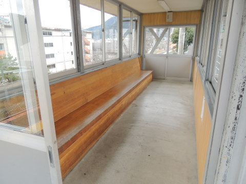 佐久間駅 ホーム上に設置された待合室