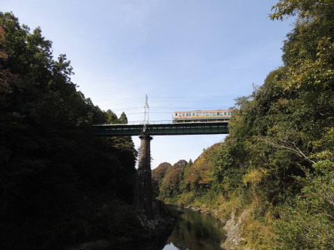 豊川に架かる鉄橋を行く飯田線 213系