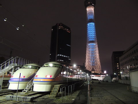 「東武鉄道 100系 スペーシア」と夜の東京スカイツリー