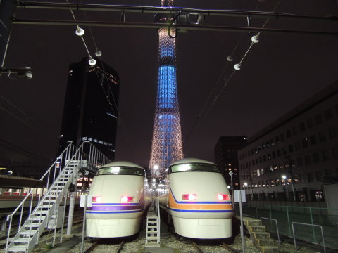 「東武鉄道 100系 スペーシア」と夜の東京スカイツリー